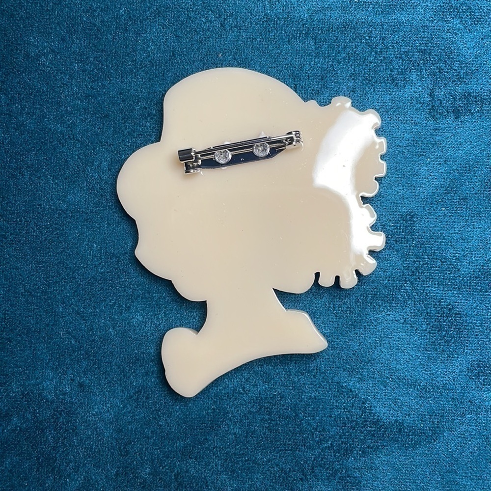 Acrylic Brooch woman with hat and flowers - Picture 2 of 3